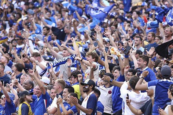 Giao thông là khó khăn, sân cỏ khủng khiếp, nhiệt độ cao đáng sợ ... Câu lạc bộ World Cup đã phát hi