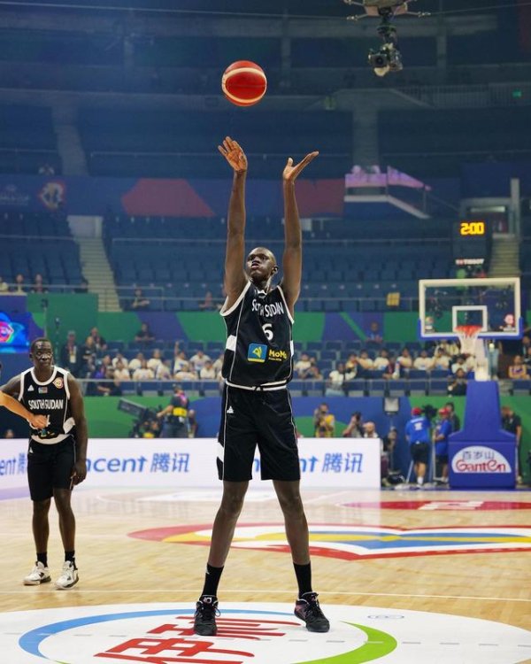Anh ta chỉ chạm bóng từ năm 13 tuổi, nhưng anh ta đứng ở NBA ở tuổi 19! Người đàn ông cao lớn 2,18 m